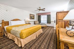GrapevineDays Inn by Wyndham Lebec的酒店客房,配有床和沙发