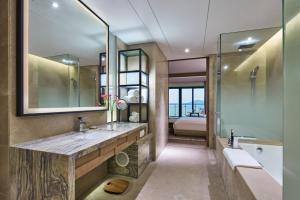 象山宁波象山海景皇冠假日酒店的一间带大水槽和淋浴的浴室