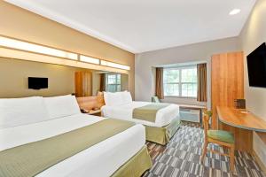约克温德姆麦克罗特套房酒店的酒店客房配有两张床和一张书桌