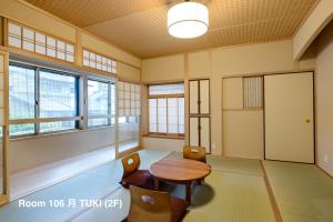 京都京都好运气宾馆的客房设有桌椅和窗户。
