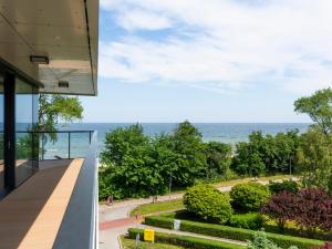 科沃布热格VacationClub – Seaside Park Apartament 316的从大楼内可欣赏到海景