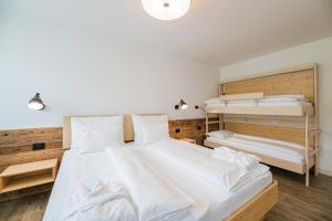 圣维吉利奥Residence Plan De Corones的一间卧室配有两张床和一张双层床。
