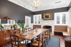 芒特甘比尔Delgattie Estate的一间带桌子和壁炉的用餐室