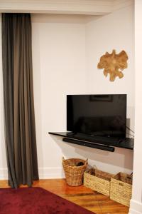 奥克兰Heritage 313 Auckland的客厅设有壁挂式平面电视。