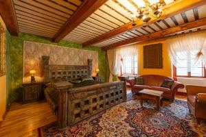 班斯卡 - 什佳夫尼察Hotel Barcadam的一间卧室配有一张大木床。