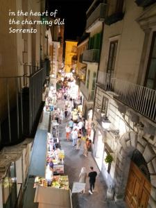 索伦托Sorrento City Center Atmosphere的市场中人们的街景