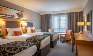 柯罗格伦都柏林机场克莱顿酒店的酒店客房配有两张床和一张书桌