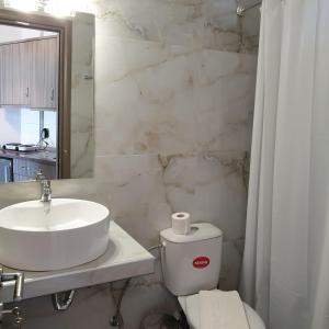 克里皮吉安帕洛德斯公寓的一间带水槽、卫生间和镜子的浴室