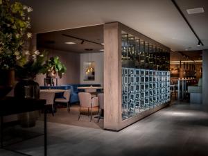 奥森德雷赫特洋克赫尔边境酒店的餐厅设有酒窖,配有桌椅