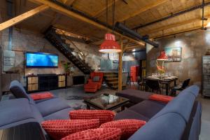 斯克拉斯卡波伦巴Dom Pod Lipą的一间带蓝色沙发的客厅和一间用餐室
