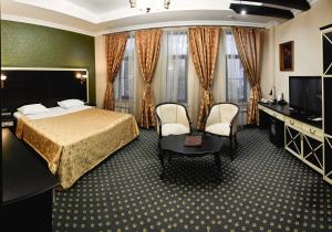 克拉斯诺达尔特洛伊酒店的酒店客房,配有床和电视