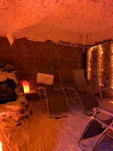 KłobuckNocowanie Restauracja Wenecka的洞穴内带椅子和壁炉的房间