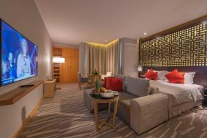 Ramada Hotel & Suites by Wyndham Al Qassim的休息区