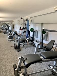 KłobuckNocowanie Restauracja Wenecka的一间健身房,里面设有数个健身器材