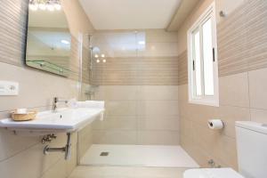 里瓦德奥Hotel Ros Mary的白色的浴室设有水槽和镜子