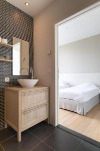 根特Het Rustpunt的浴室设有床、水槽和镜子