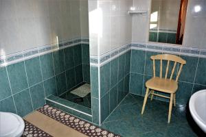奥巴曹洛克Gábor apartmanok的一间带椅子、浴缸和卫生间的浴室
