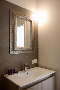 哈勒De Kaai的一间带水槽和镜子的浴室