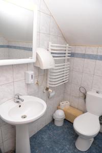 雷布尼克Villa Basia的浴室配有白色水槽和卫生间。