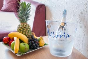 布德瓦明星酒店的桌上的水果和一瓶水