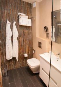 布德瓦明星酒店的一间带卫生间和水槽的浴室