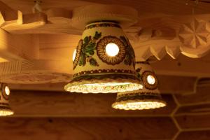 亚列姆切Knyazhyj Dvir的餐厅天花板上挂着吊灯