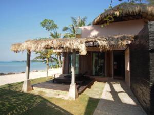 麦岛科马克塞瓦纳沙滩度假酒店的海滩上带茅草屋顶的房子
