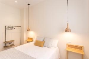 吉塔里亚GETARIA APARTAMENTUAK - Balentziaga的一间卧室配有两张床和两个吊灯