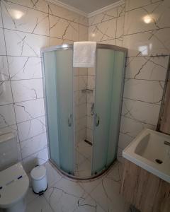 塞利米耶Green Boutique Selimiye的带淋浴、卫生间和盥洗盆的浴室