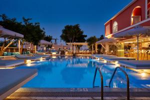 卡马利蓝色海洋酒店的一座带椅子的大型游泳池和一座建筑
