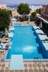 卡马利蓝色海洋酒店的一个带躺椅的游泳池和一间酒店