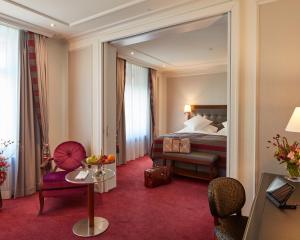 苏黎世The Dufour by Hotel Schweizerhof Zürich的酒店客房,配有床和镜子