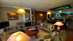 福莫苏村Quinta do Prado Verde的客厅配有沙发和桌子