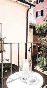 洛迦诺La Corte dell'Ulivo的阳台上的桌子上一杯杯