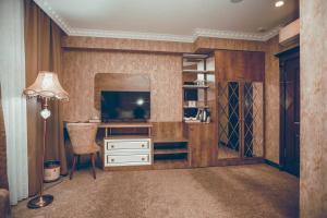 甘贾Baku Hotel Ganja的客房设有一张带电视和台灯的书桌。