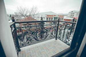 甘贾Baku Hotel Ganja的阳台享有锻铁栏杆的景致。