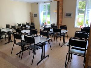 韦克舍Evedals Vandrarhem Växjö的教室里配有桌椅
