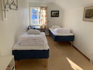 韦克舍Evedals Vandrarhem Växjö的小型客房 - 带2张床和窗户