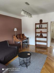 索普隆ALEX Apartman的客厅配有沙发和桌子