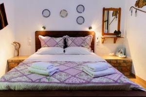 帕诺尔莫斯斯科派洛斯Spiros Rooms的一间卧室配有一张大床和毛巾