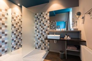 布鲁日Zakske13 - Design Boutique B&B in Bruges city centre的一间带水槽和镜子的浴室