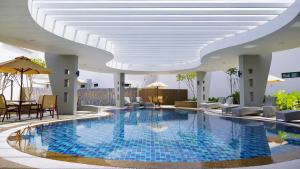 阿罗士打Raia Hotel & Convention Centre Alor Setar的一座拥有白色天花板的酒店游泳池