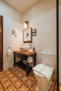 乔治市坎贝尔之家的浴室配有白色卫生间和盥洗盆。