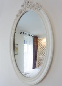 巴黎Hotel Europe BLV的墙上的镜子,房间里的床
