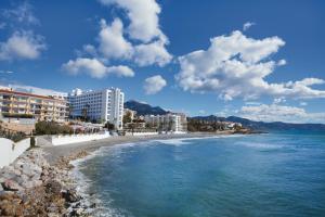 内尔哈Hotel Riu Monica - Adults Only的享有海滩、建筑和大海的景色