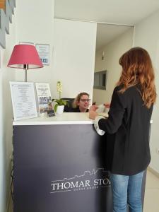 托马尔托玛尔故事旅馆的站在发廊柜台的女人