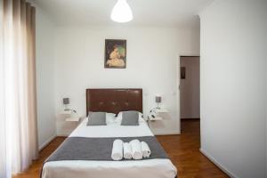 波尔图Hotel Borsalino的卧室配有一张带白色床单和枕头的大床。