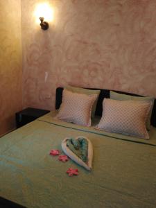 乌姆苏克Nouveau Bungalow Djerba的一张带两条毛巾和鲜花的床