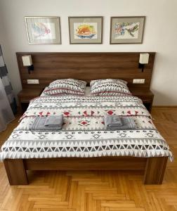 Bolesław玛吉酒店的一间卧室配有一张带木制床头板的床