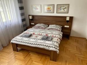 Bolesław玛吉酒店的一间卧室配有一张带木制床头板的床